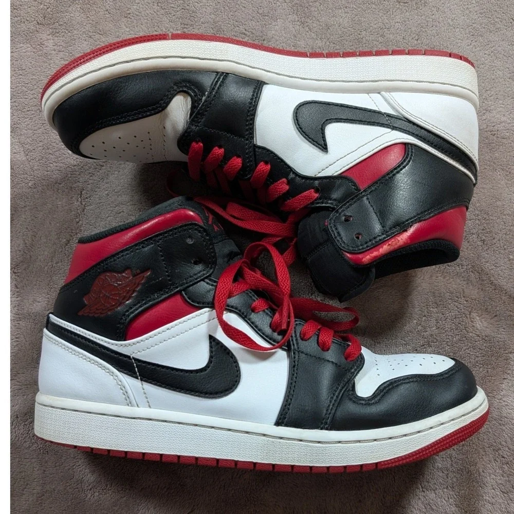 Jordan Air Jordan 1 Mid Mens 9 Black White Red Black Toe DQ8426-106 Sneaker
